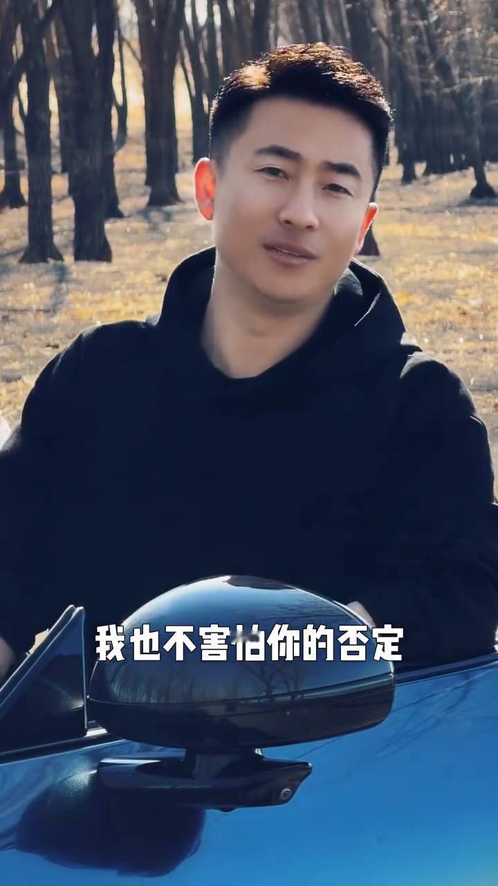 懂得自己。
我不入你的局，我不期待你的认可，我不需要你的夸奖，我也不害怕你的否定