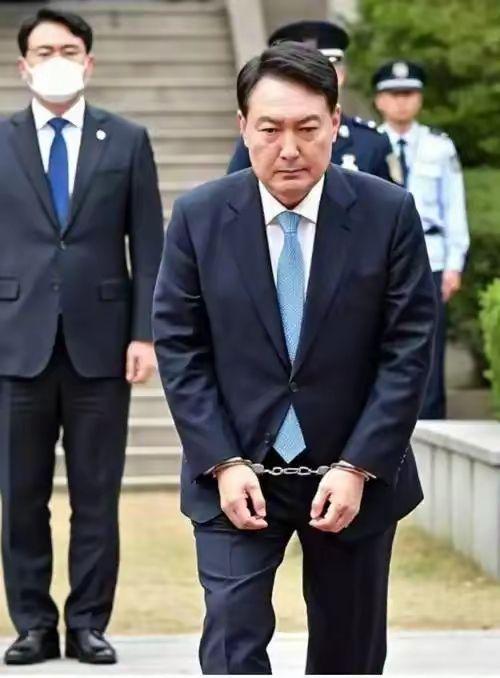 韩国最新消息！

2月19日，首尔中央地方法院一锤定音，韩国前总统尹锡悦涉嫌带头