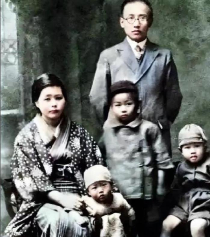1978 年，郭沫若在北京去世。最让人想不通的是，他在日本抛下的五个孩子，是靠他