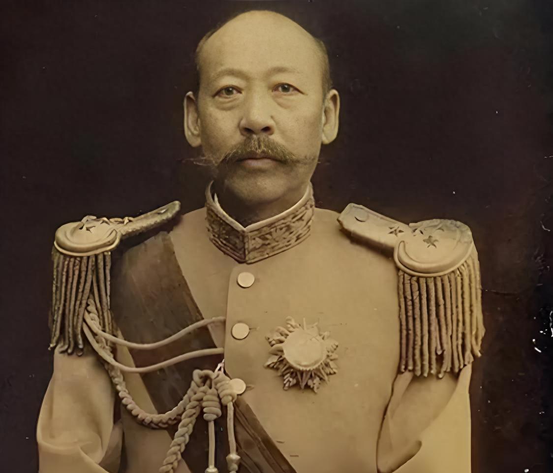 1922年，冯玉祥前往保定见曹锟。
​刚见面，冯玉祥便泪眼汪汪的说道：“我打小就