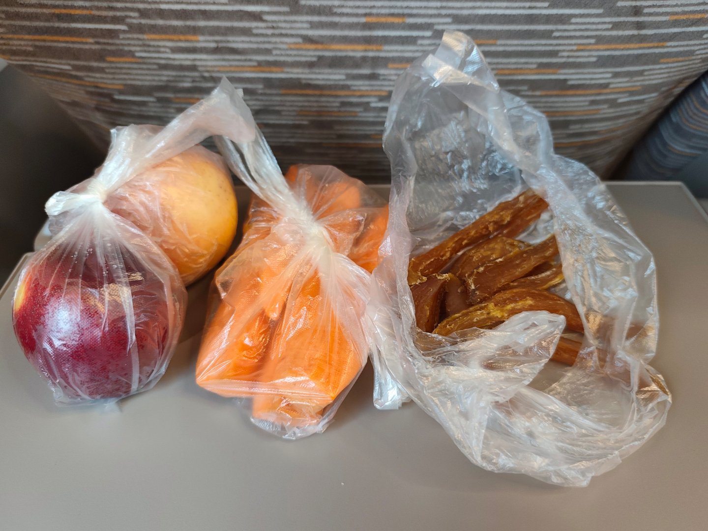 极简火车午餐：苹果+油桃+胡萝卜+自制的番薯干+已经被吃掉的水煮蛋和油饼。 广州