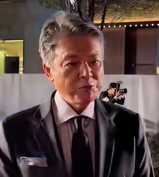 这位老帅哥，气质拿捏的死死地。你还能认出来他是谁吗？
他是日本演员山口百惠的爱人