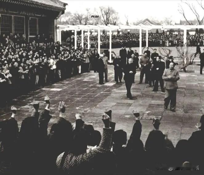 1956年4月，毛泽东、刘少奇、周恩来、彭真等接见妇女代表，接见领导还民主党派负