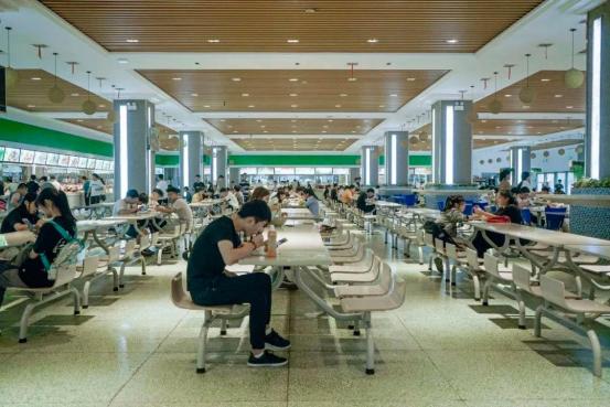 四川成都，女老师在学校食堂点了一条鱼，结果吃的时候因和同事说话，导致未注意到鱼刺