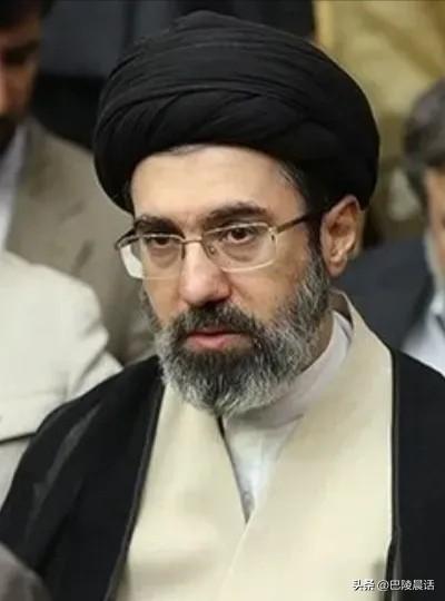 在美以空袭导致伊朗最高领袖哈梅内伊及多名高层遇难，自己受伤，首都德黑兰几乎沦为废