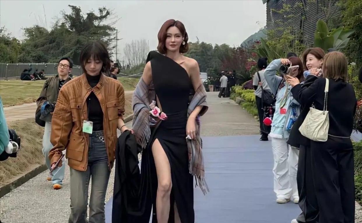 突然理解杜海涛了，￼沈梦辰⁠￼￼直接艳压周边所有人。 ​​​