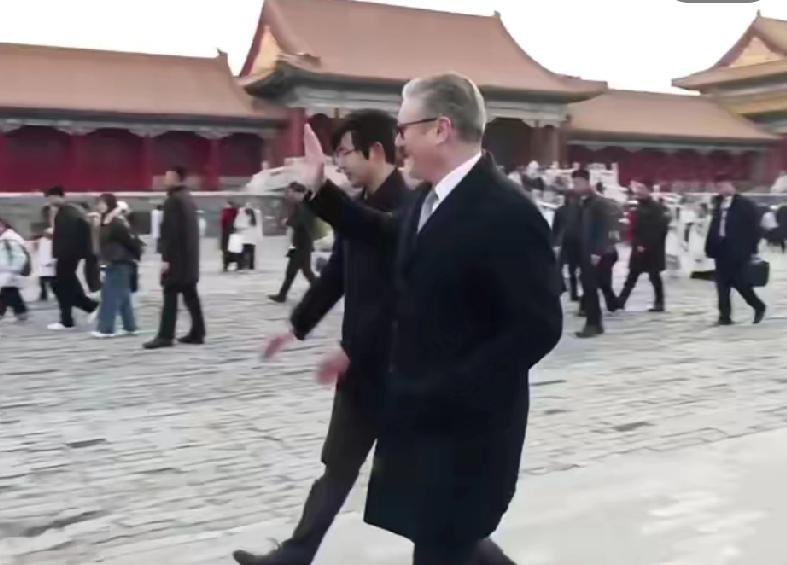 1月29日，英国首相斯塔默来故宫参观啦，而且没清场，这就很赞！好多中国游客直接偶