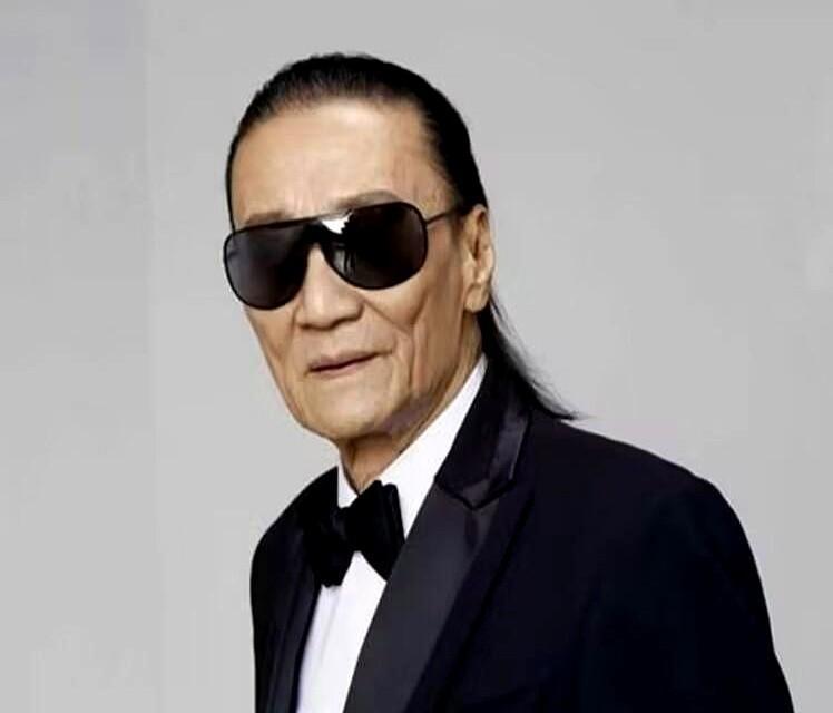 一副墨镜，戴出两种人生。
谢贤说挡桃花，风流半生不掩潇洒；王家卫戴墨镜，是暗房里