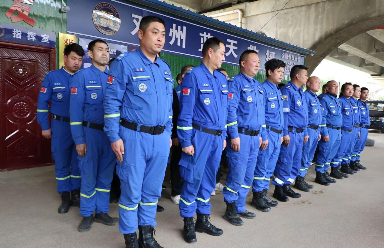 山野激流，城市角落。365天枕戈待旦，每一次呼救都是出征令。破拆、潜水、绳索——