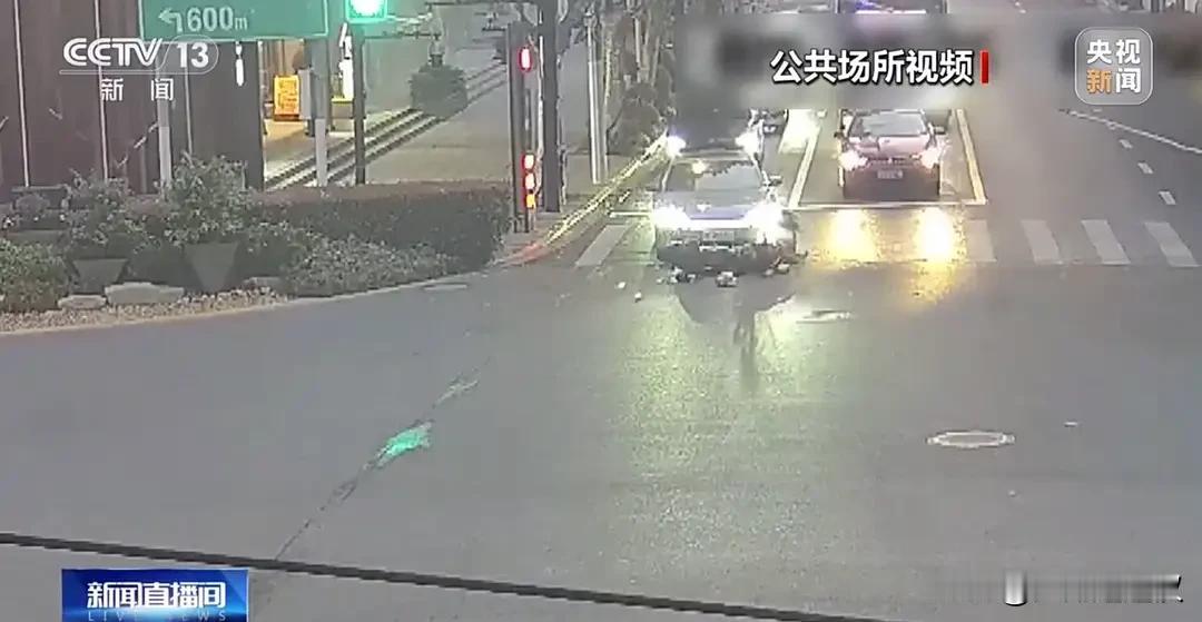 上海骑车人闯灯横穿被撞负全责，交警“谁错谁担责”的判定彰显公正！骑车人多项违法还