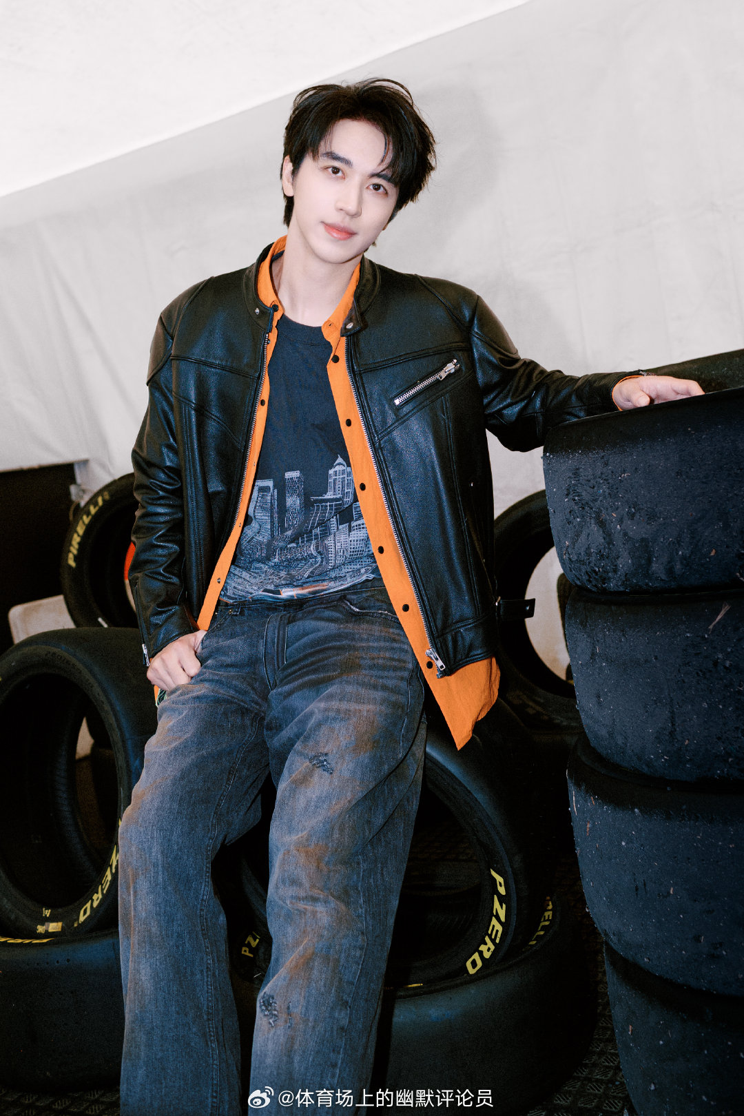 正看F1比赛 许魏洲突然上场了 上一秒还是车手，下一秒切换观赛状态。Boss忙碌