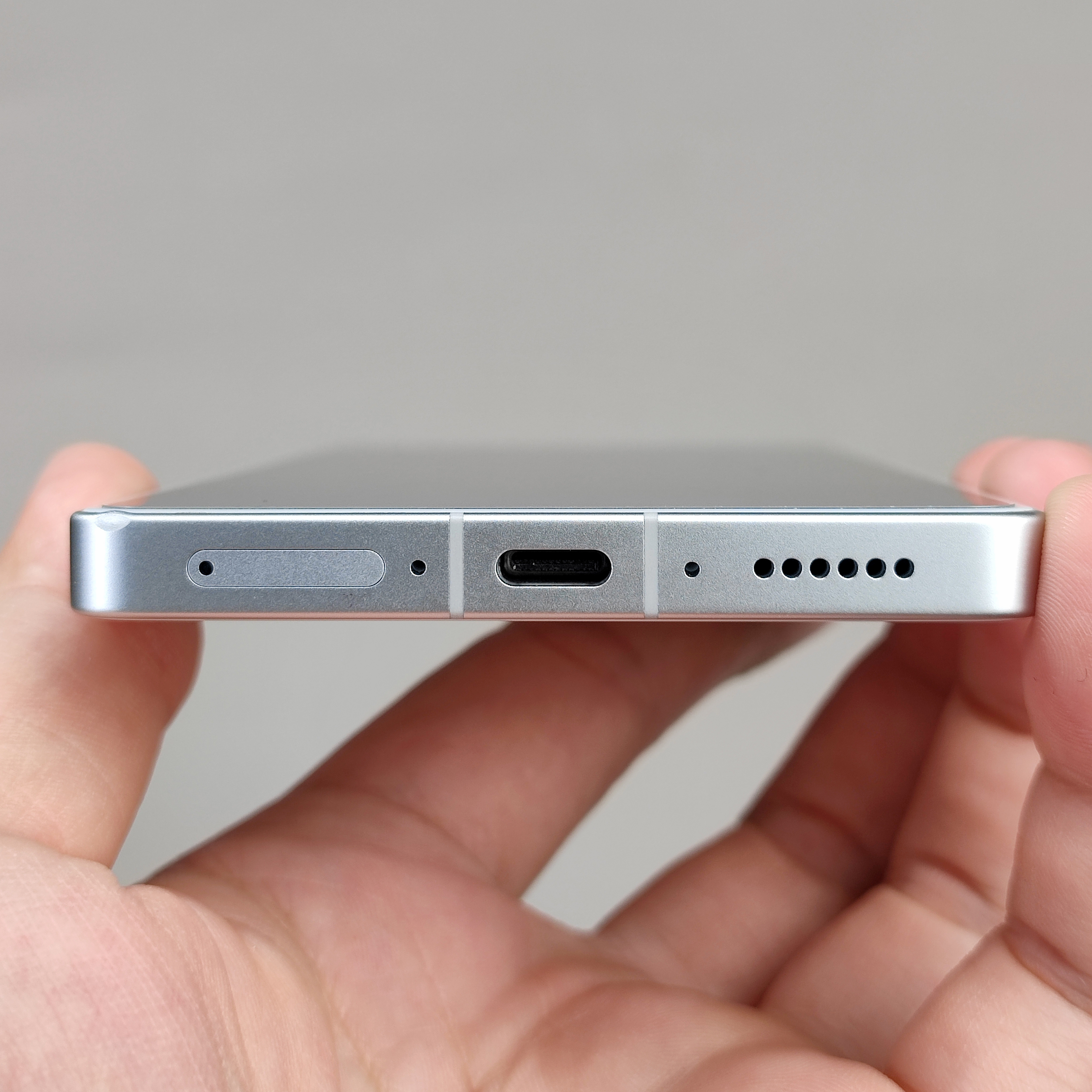 薄至 0.16mm 的魅族 21 Pro PET AR 膜轻薄贴合，指纹解锁识别