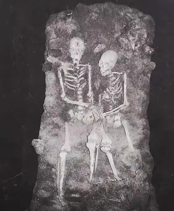 1997年，长春一处工地上挖出两具尸骨，让在场的人吃惊的是，两具尸骨紧紧依偎着，