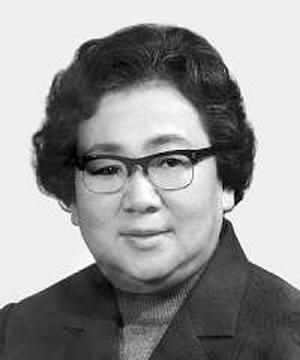 1943年，一17岁中国少女被抓进了纳粹集中营。突然，德国士兵在少女的身上发现了
