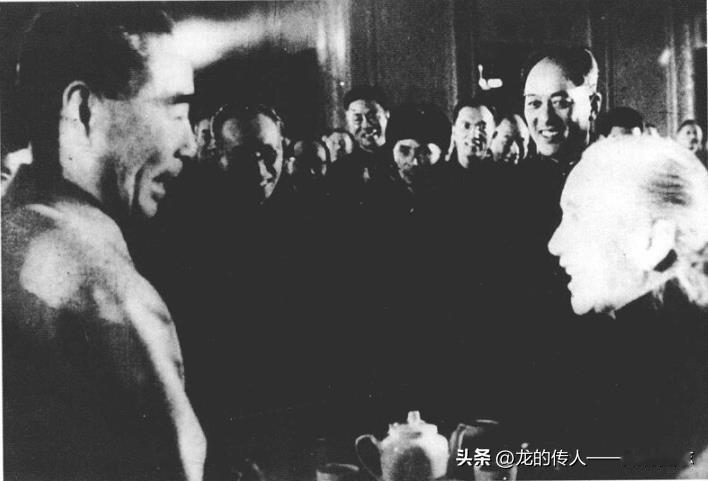 周恩来与马骏夫人杨秀蓉在全国三届人代会上。