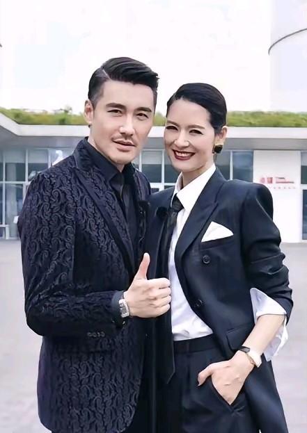 这两人真的好般配，原来觉得胡兵和翟颖是模特界的绝配，无论从颜值，身材身高两人都是