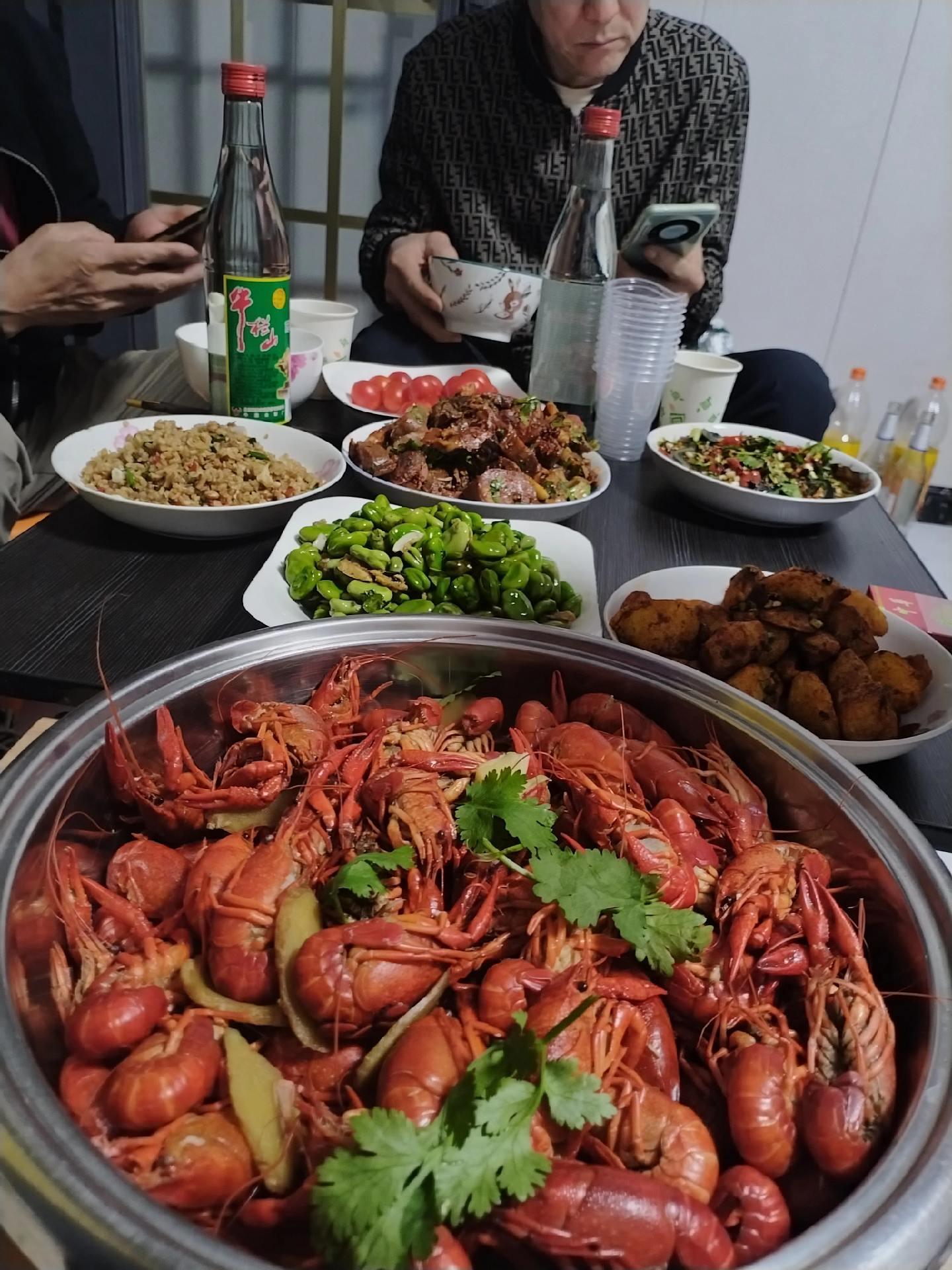 人这一辈子，有人笑话你，有人羡慕你，有人嫉妒你，有人看不起你，还有人误...