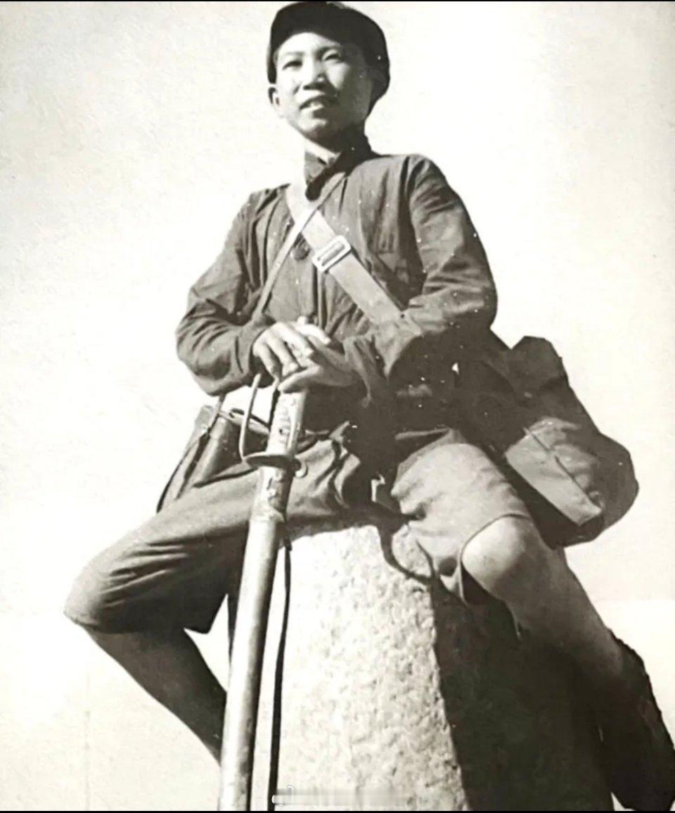 缴获了日本军刀的小鬼这张照片拍摄于1938年，如今已时隔八十多年，依然让人为之动