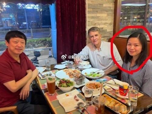 奇了怪了，
老胡对此【下图】一直一言未发。
翻了翻老胡在某博的账号，昨天发了2篇
