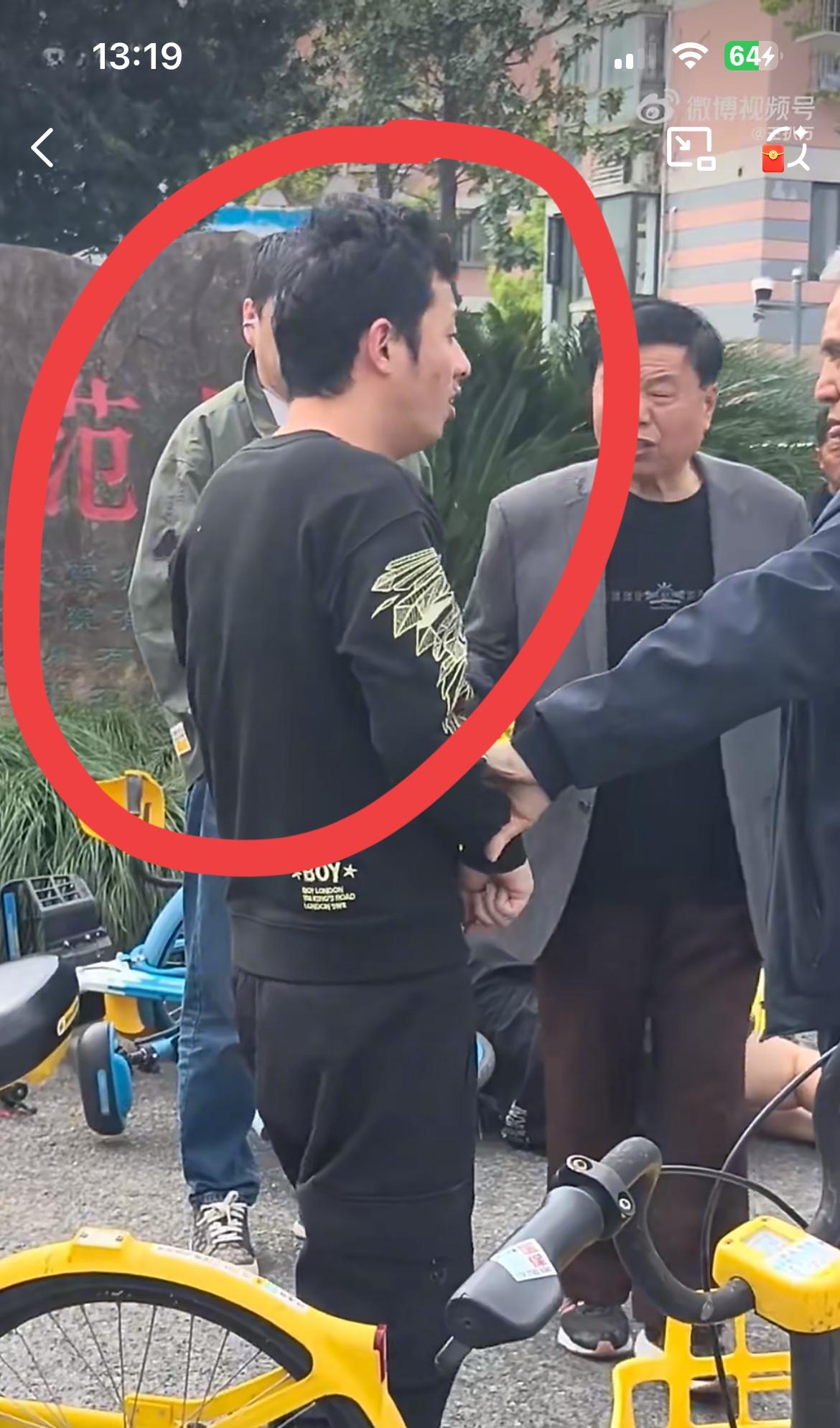 一喝醉酒的男子下死手把老婆打倒在地，路过的白发大爷看不过去，把男子拉到了一边，避