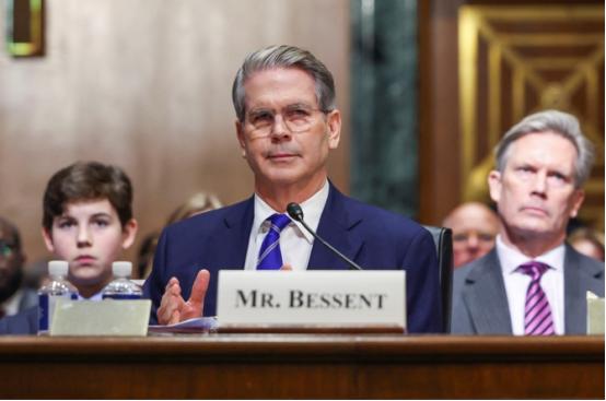 美国财长贝森特公开声称，世界没法承受，一个贸易顺差达到，一万亿美元的中国！中国想