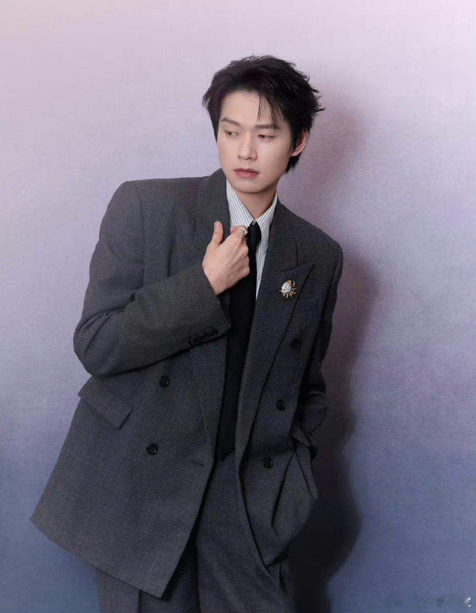 魏大勋微博之夜预热红酒杯微醺🍷是我们大勋花没错