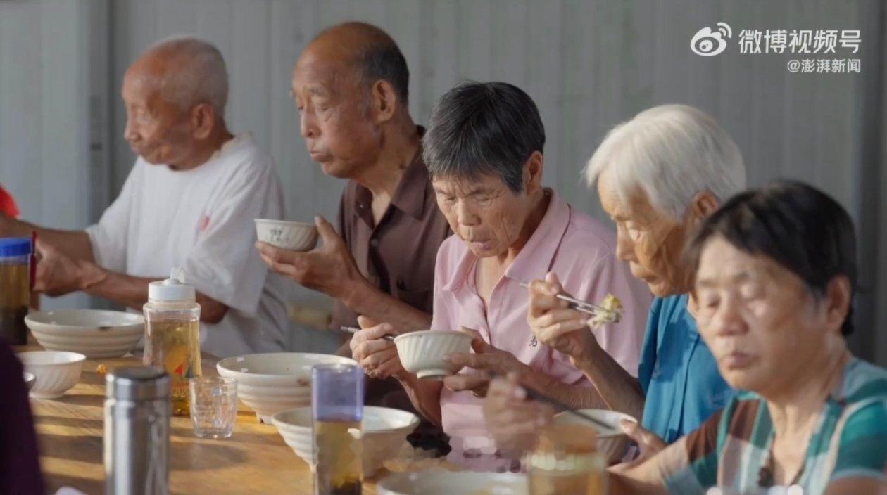 男子返乡赔钱开食堂养全村老人日子过得紧巴的人，心肠反倒最软。鞠家村的张传宝两口子