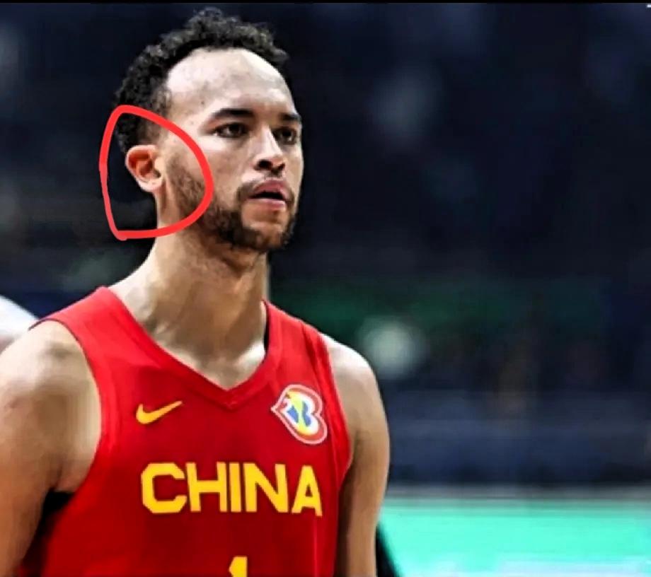 李凯尔把国籍转回了美国，
这一消息着实令人咋舌，
12月23日凌晨，NBA官网更