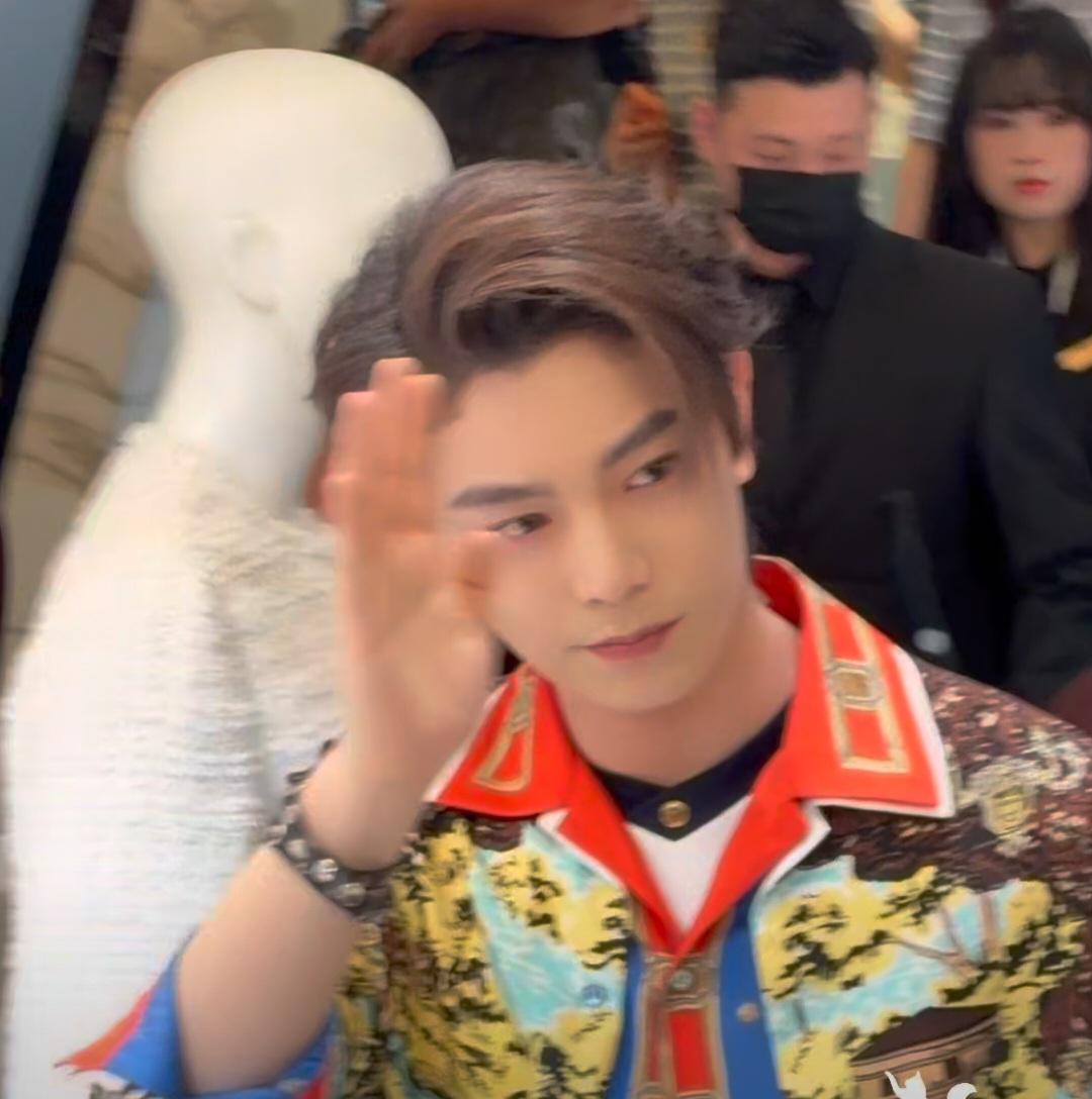 丁禹兮成都活动生图状态还可以

从活动现场来看，确实人气很高，也得益于这几年他拍