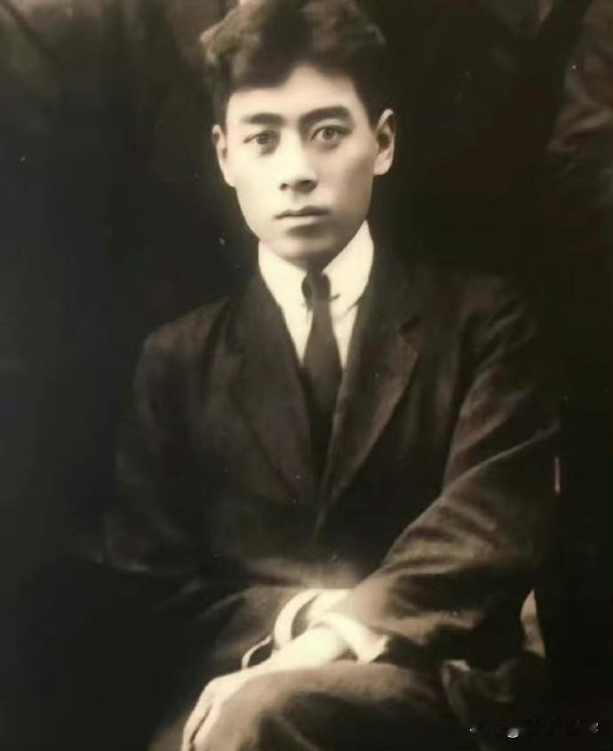 年轻时的周总理，和年轻时的黎明，真的好像！