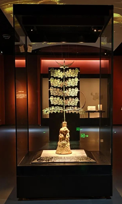 汉代的“财富密码”触手可及？没错，正值国际博物馆日，四川博物院的“摇钱树”上线花