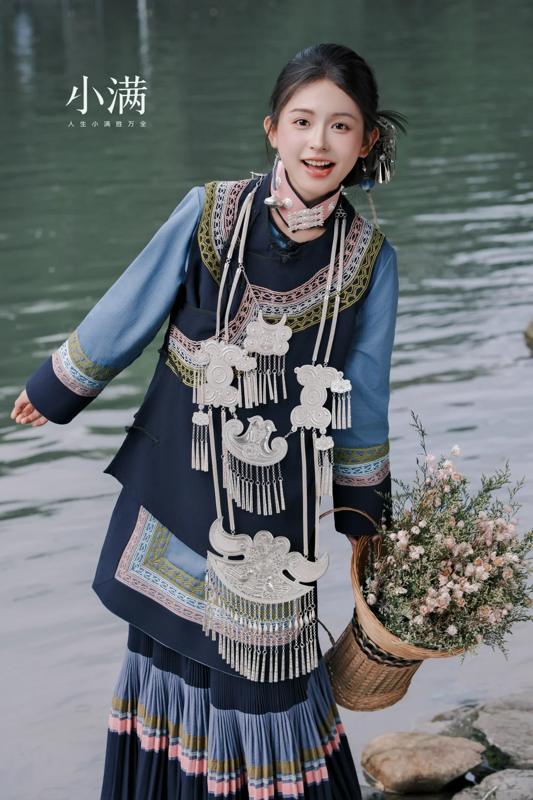 月亮遗落在山野的彝族少女｜苗寨写真