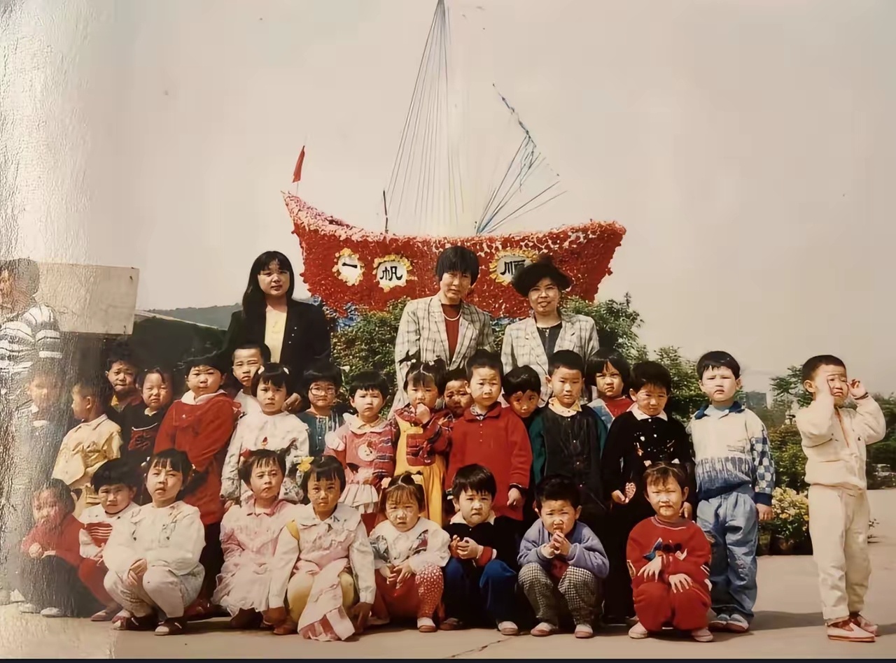 韦东奕幼儿园时期的照片，天才果然是天才从小画风就不同，照片中在最右边的小男孩就是