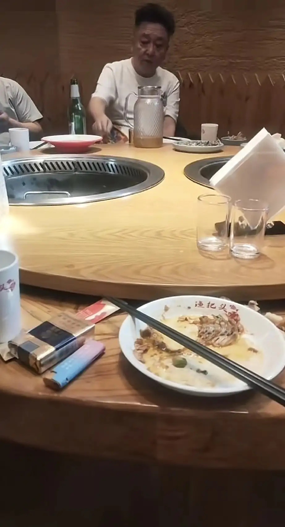 于谦在北京自家四合院请朋友吃饭，菜品简单有网友晒出自己和朋友在于谦家吃饭的画面，