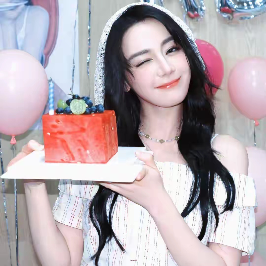 迪丽热巴生日大片！“条纹抹胸短裙+镂空帽”，34岁状态好爆了
