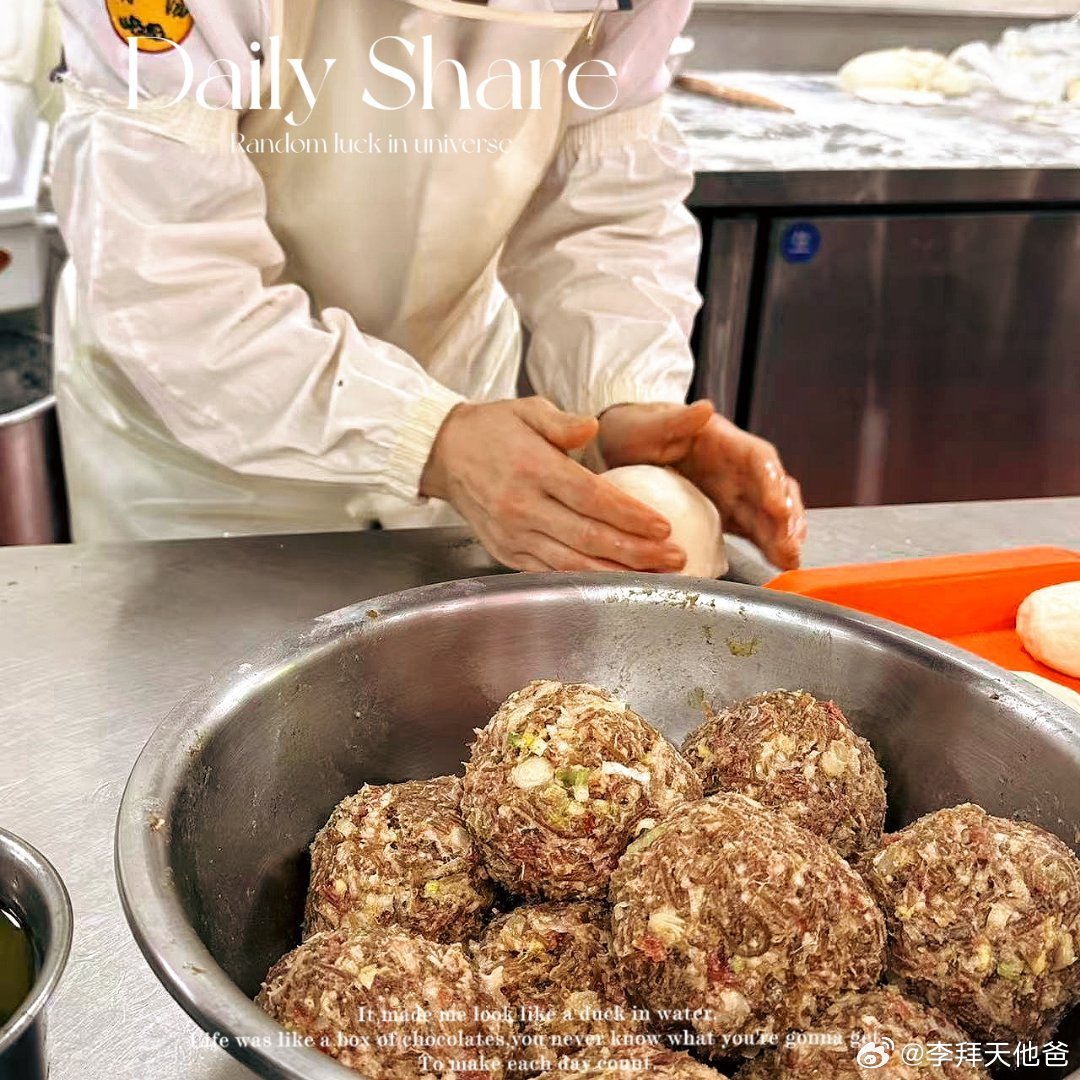 每次吃河南名吃——牛肉盒子，都觉得分量一般，直到在明档看它的原材料和制作过程馅料