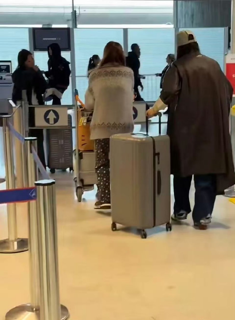 迪丽热巴回国机场偶遇迪丽热巴回国，女神连背影都是仙仙的 ​​​