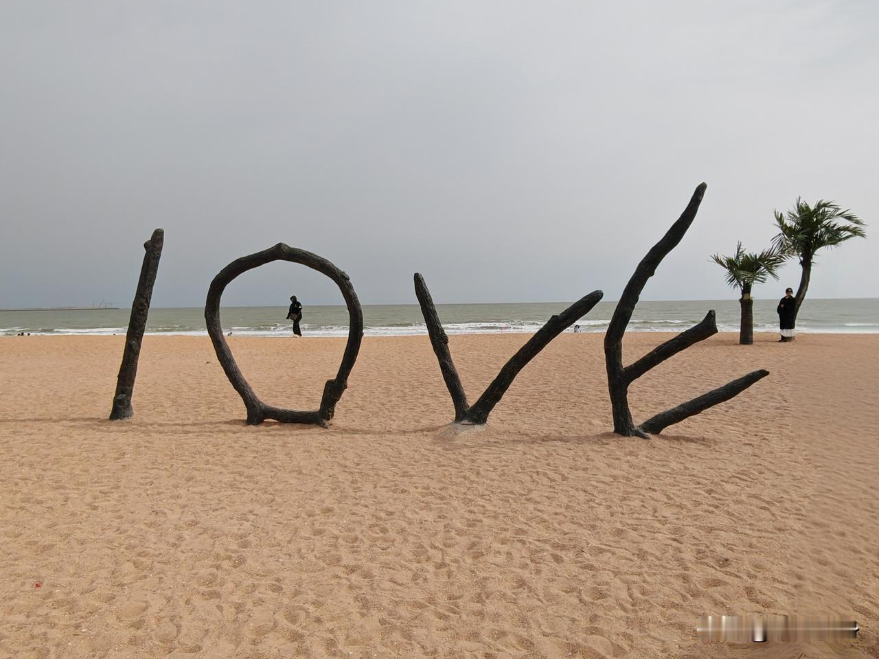 一座因日出初光先照得名的海滨名城——日照：
 
它位于山东省东南部、东临黄海，拥