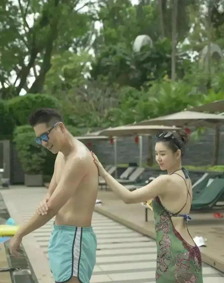 一张普吉岛泳装照，把李小萌送上热搜。40岁，120斤，跟六年前98斤那张一对比，