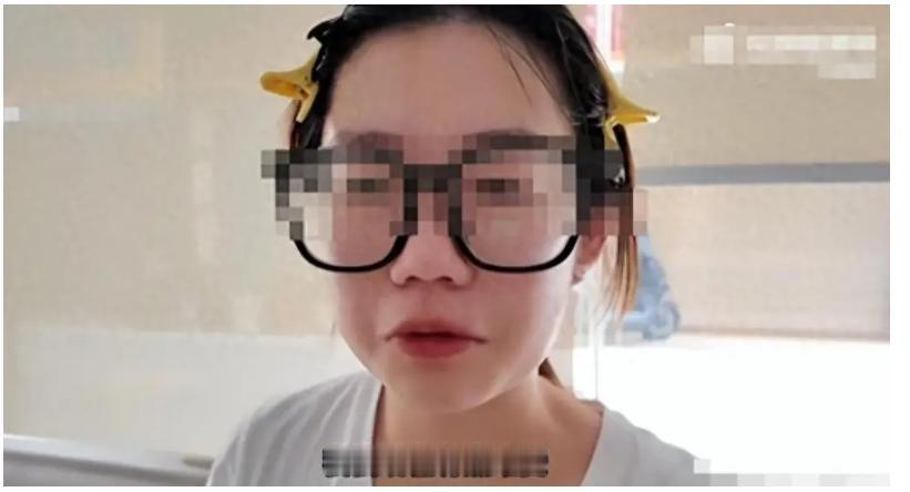 这位小熊姑娘面对镜头，哭得是梨花带雨，似乎受到天大的委屈似的！
不知道她这是后悔