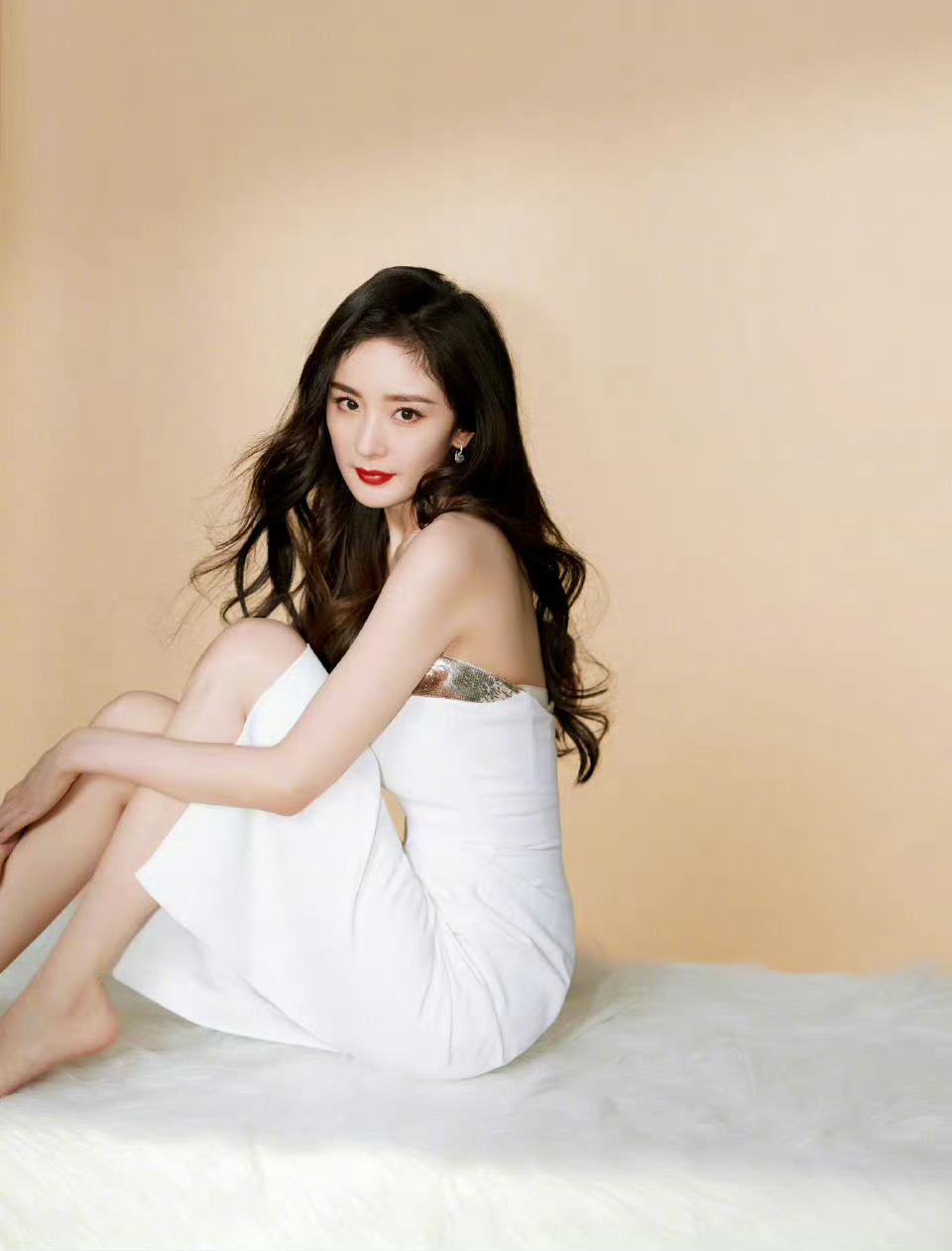 杨幂李现 最适合穿白色的两个人雅诗兰黛、loewe、BKT、宝家洁、君乐宝奶粉、