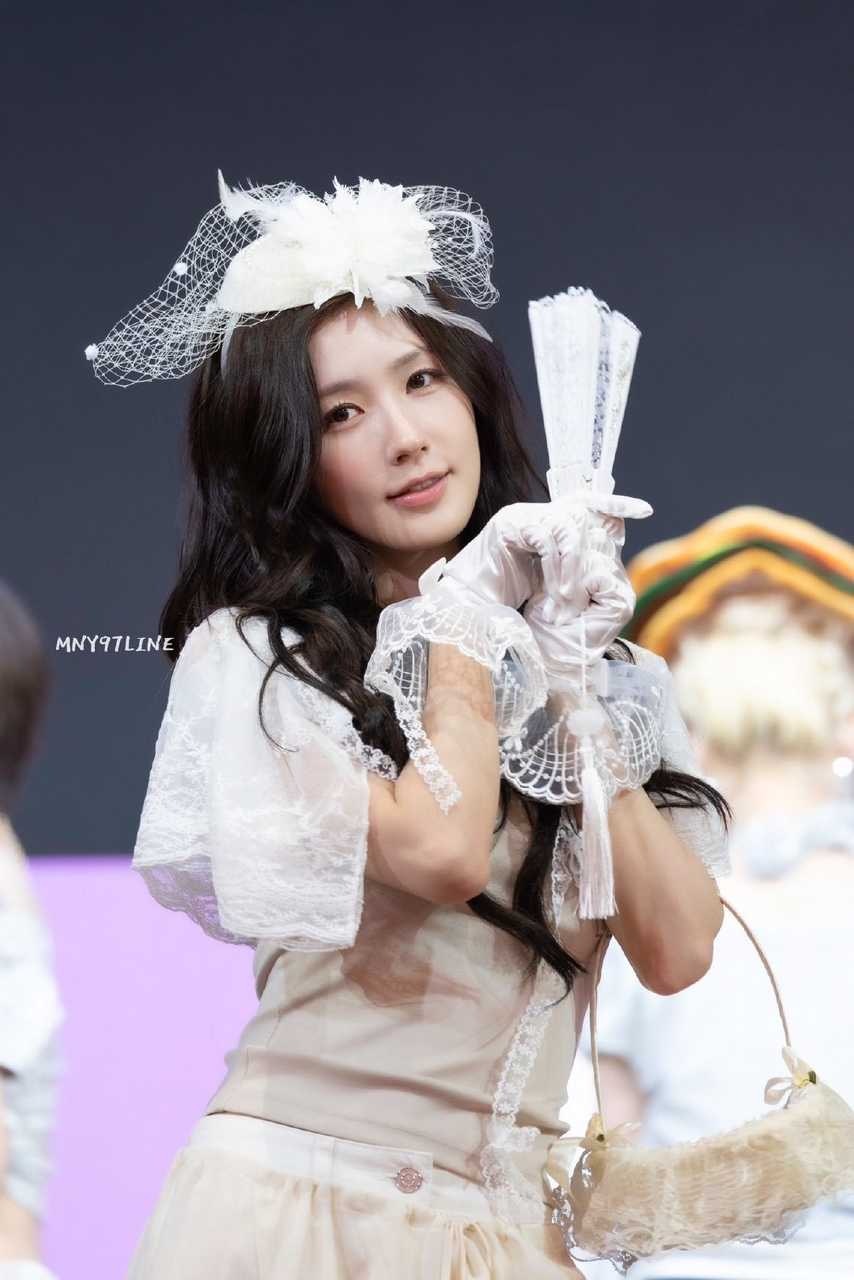 idle队内美貌双塔 赵美延韩式娇嗔美 叶舒华中式古典美 ​​​