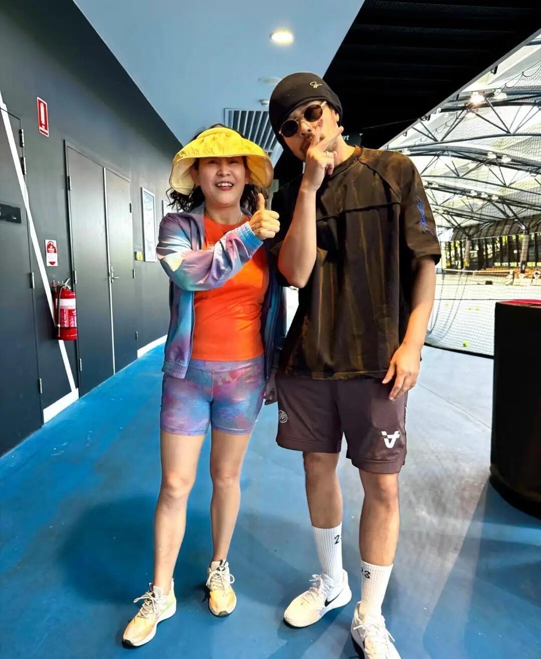 47岁周杰伦和老婆昆凌现身墨尔本打网球被偶遇，他留了胡子，戴着帽子和墨镜，皮肤晒