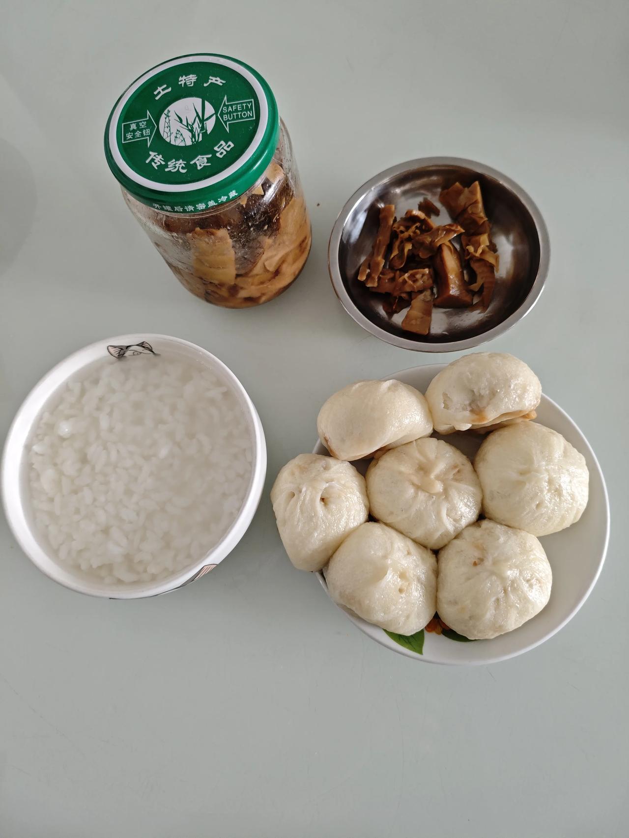 今日三餐分享今日的早餐是我们老家的正宗早餐，小笼包加水泡饭，一小碟老家特色小吃油