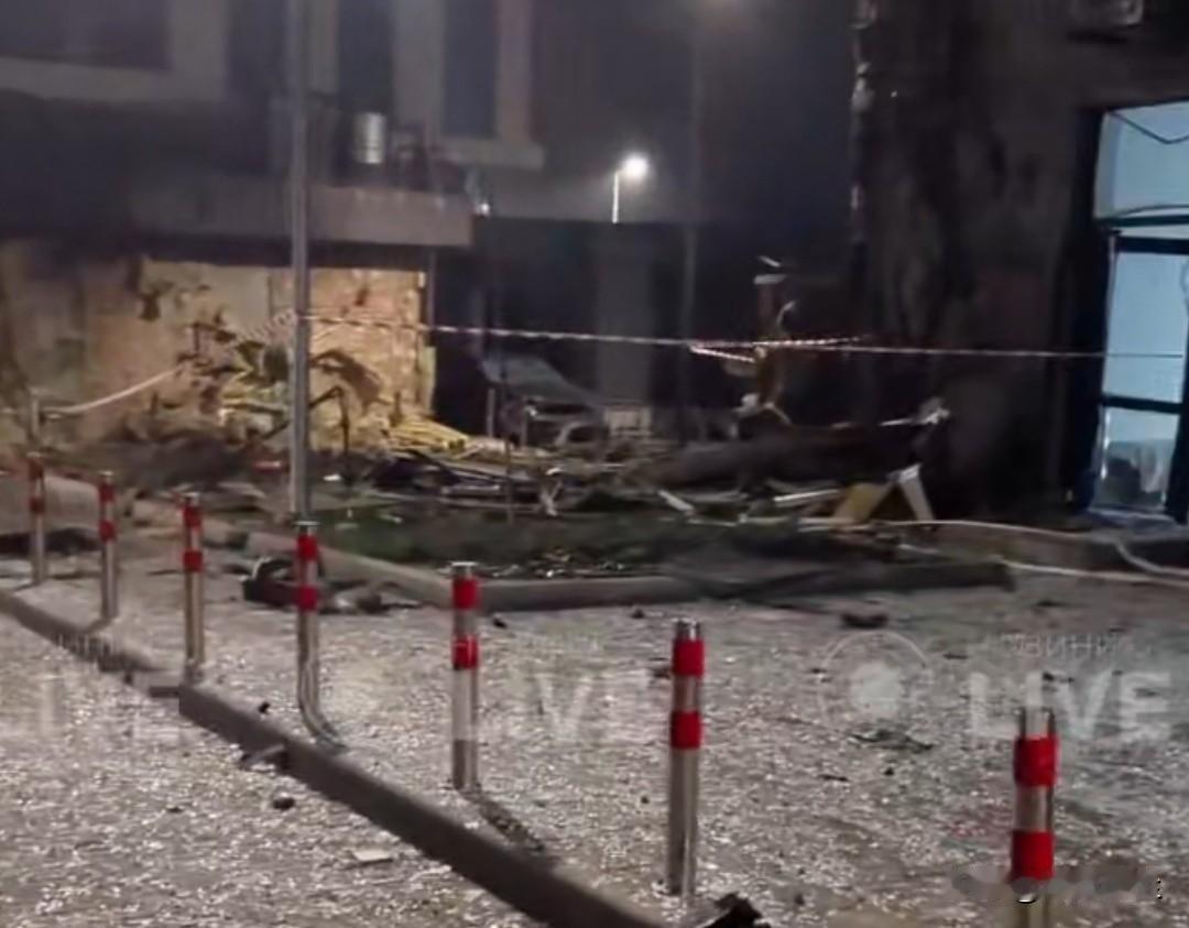 基辅夜间遭袭后的情况，目前已知袭击造成2人死亡，13人受伤。