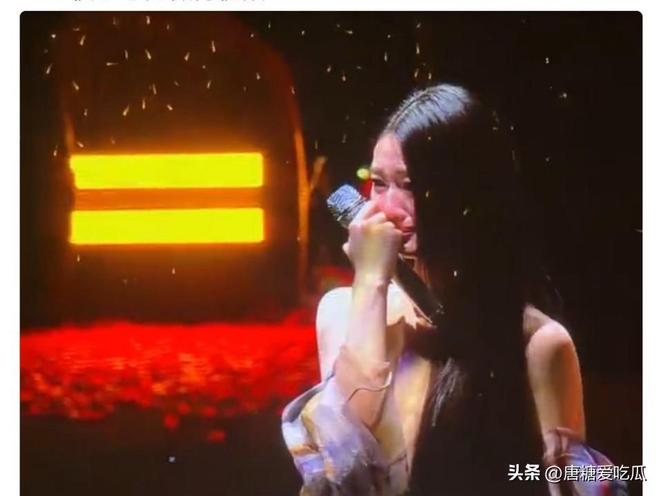 我觉得来不及了
单依纯是知错就错
她演唱会上唱李白，李荣浩是明确拒绝授权的，但她