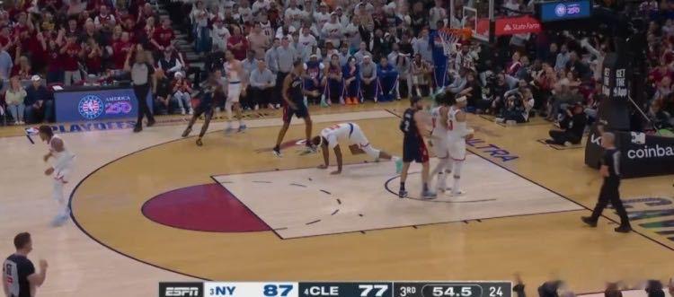 哈登晃晕布伦森 登哥还是那个登哥 NBA搞笑高光救命！哈登这波操作直接给布伦森晃