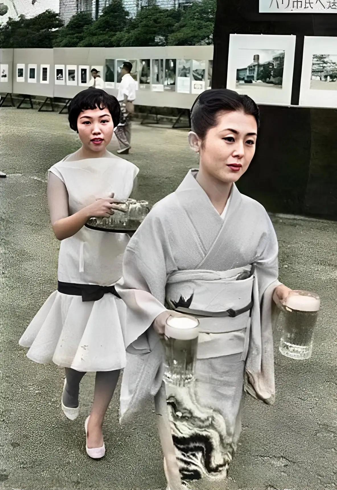 50年代的东京，两个女人端着两大杯生啤酒和餐具，她们正在前往美军军营去陪美国大兵