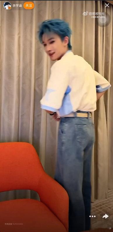 余宇涵在直播间倒立余宇涵这直播间也太疯了吧！倒立还翻椅子，活力直接溢出屏幕，这股