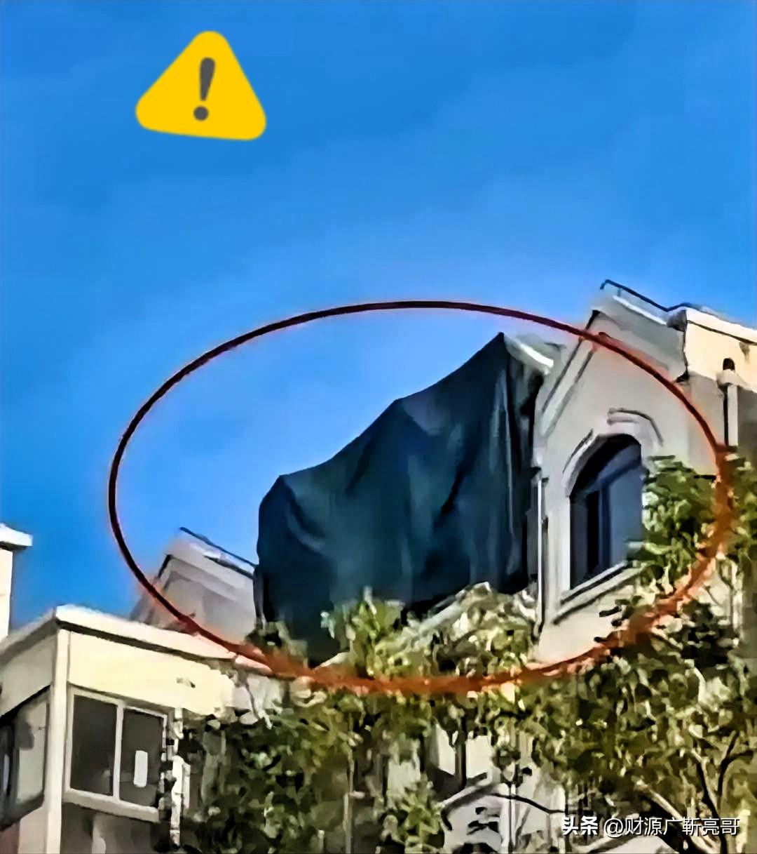 举报个违建，底裤都被人扒得底朝天！

上海一位大哥瞧见小区楼顶罩着黑布，顺手实名